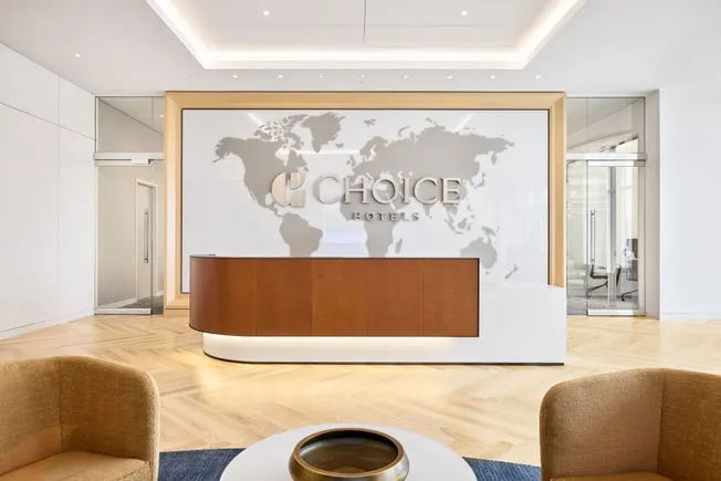 Choice Hotels上调全年美国每间可用客房收入及全球净客房增长预期